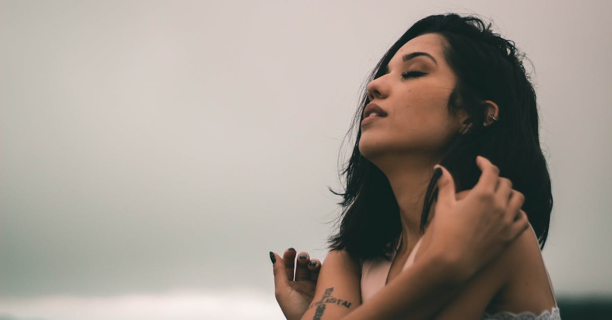 découvrez l'art de la connexion érotique : plongez dans un univers de sensualité, d'intimité et de passion. explorez des techniques pour enrichir vos relations et éveiller vos désirs.